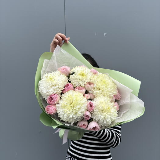Авторский букет из хризантем , и кустовых пионовидных роз 🌸💐