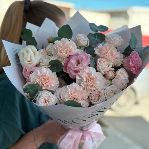 Букет из пионовидных роз, эустом, диантусов
