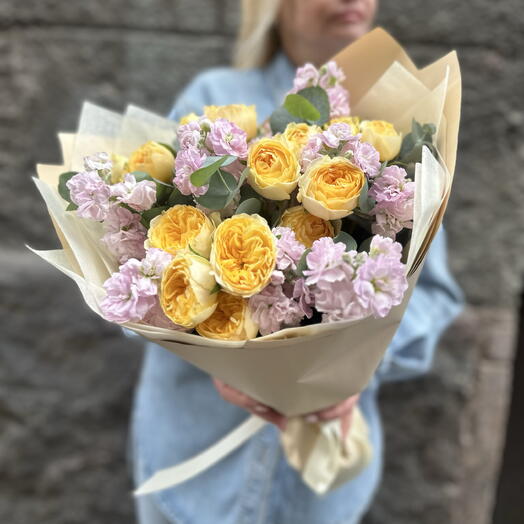Букет с пионовидными розами и ароматной маттиолой