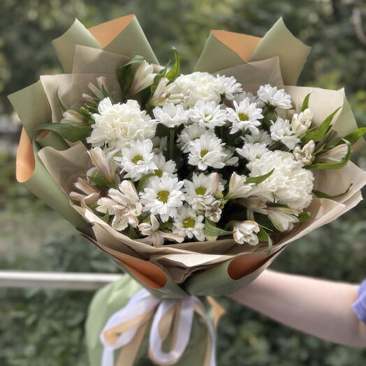 Полевой букет из ромашки, альстромерии и диантусов 🌾