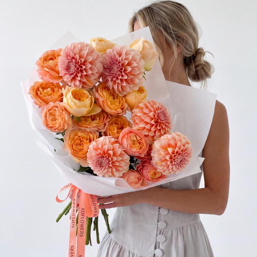 Букет из георгин и кустовой пионовидной розы «Джульетта» от XOFLOWERS
