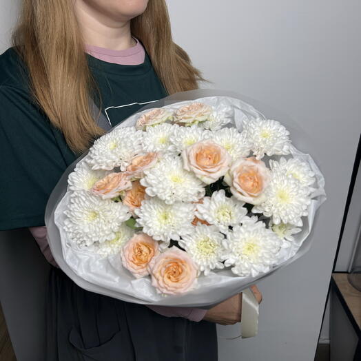 Букет из кустовых роз с хризантемами