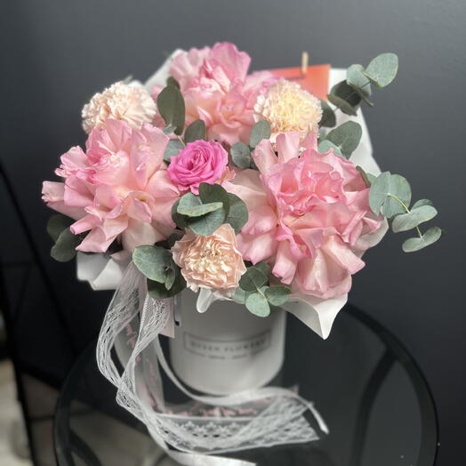 Коробочка из французских роз, диантусов, эвкалипта и розы