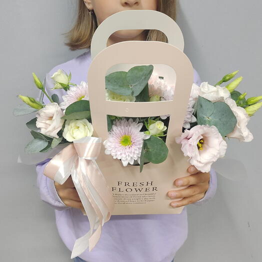 Сумочка "Fresh flowers" с белой кустовой ажурной розой, хризантемой, эустомой и ароматным эвкалиптом