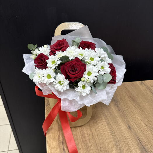 Композиция с красными розами и хризантемой в сумочке