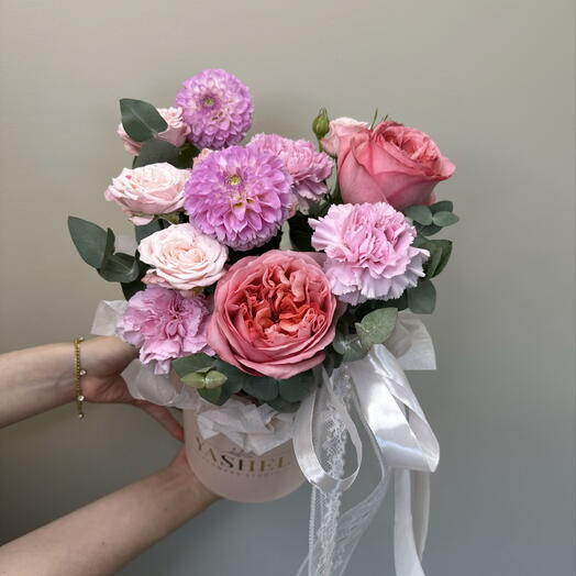 Композиция в пакетике с пионовидными розами Pink Expression и георгинами