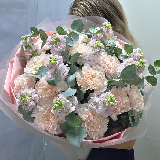 Букет из эвкалипта,  маттиолы,  диантуса