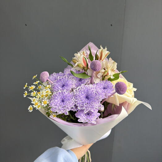 Авторский букет из хризантемы, альстромерии, танацетума и краспедии 💜