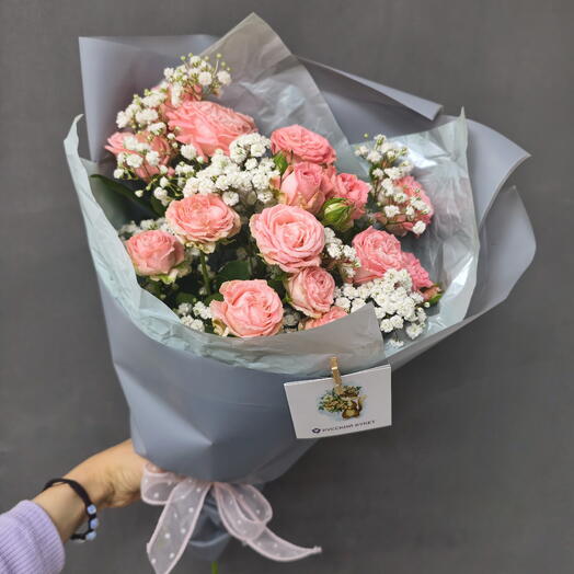 Нежный букет из кустовых роз и гипсофил