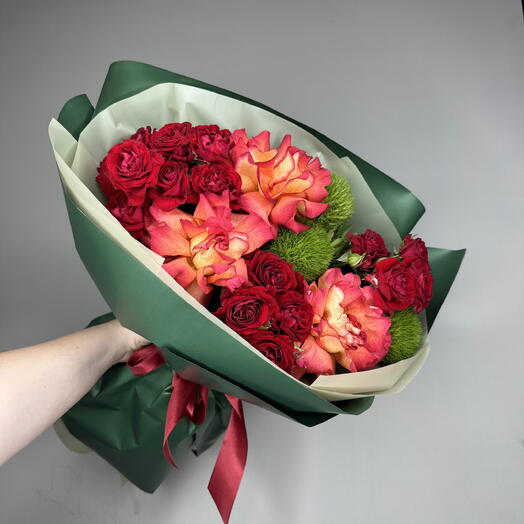 Готовый букет из французских и кустовых роз