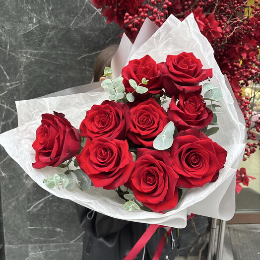 Красные розы с эвкалиптом 🌹
