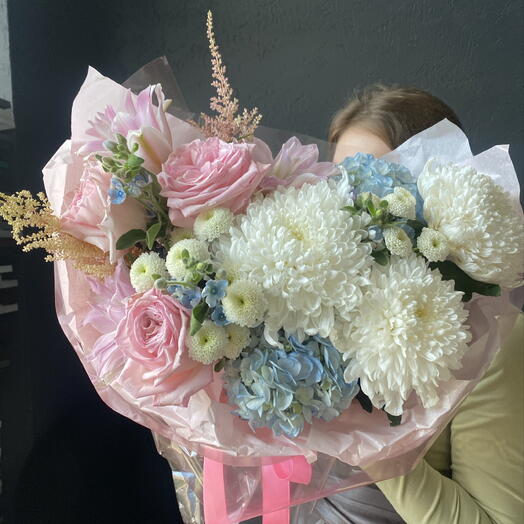 Авторский букет с пионовидными розами, хризантемой, оксипеталумом, кустовой хризантемой и лилией «Лазурный закат»