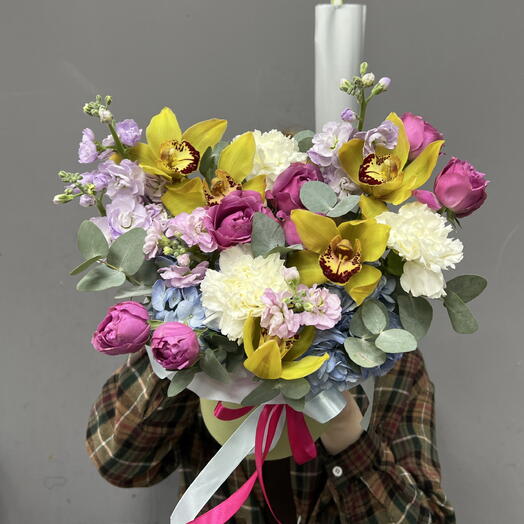 Композиция в шляпной коробке с орхидеями, розами и ароматной маттиолой 🌸