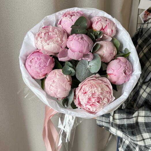 Букет из пионов Сара Бернард с эвкалиптом 🌸