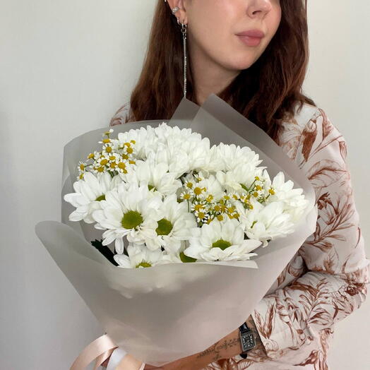 Букет из кустовых хризантем и ромашек "Ромашковое поле"