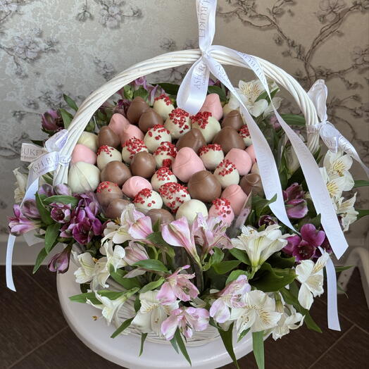 Корзина из клубники в шоколаде и альстромерии