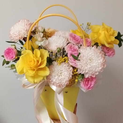 Яркая сумочка из кустовой розы и хризантемы