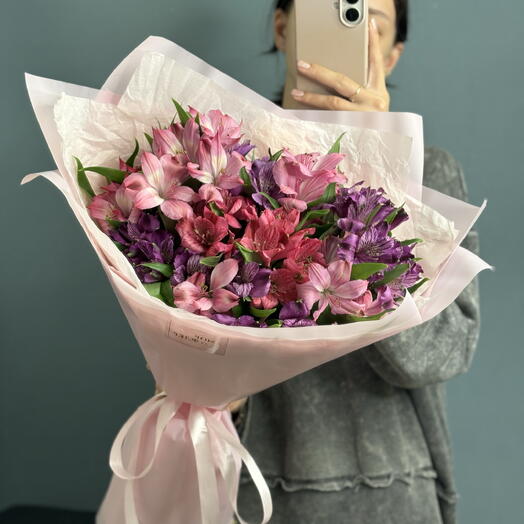 Букет с яркой альстромерией 🩷💜