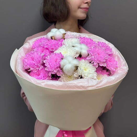 Букет из хризантем и хлопка