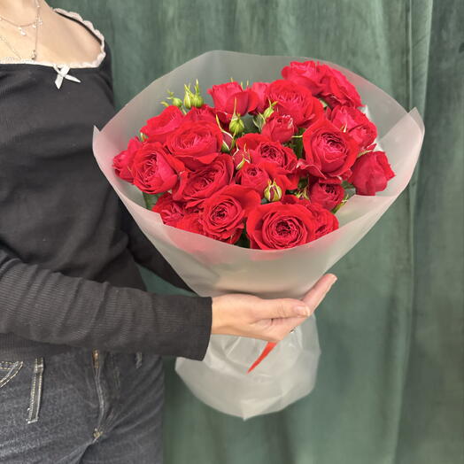 Букет красных кустовых роз ️