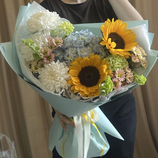 Букет из голубой гортензии, подсолнухов и хризантемы🌼