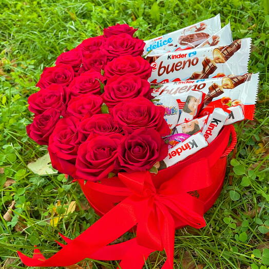 Красные роры в коробке и сладости 🍫