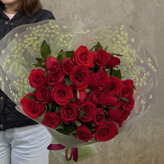 Алые розы в упаковке 25 шт