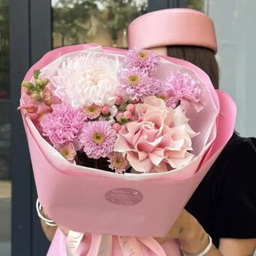 Авторский букет Mouse Flowers:Роза Пинк Мондиаль/Хризантема одноголовая /Хриазтема кустовая/Диантус/Антиринум/Гиперикум