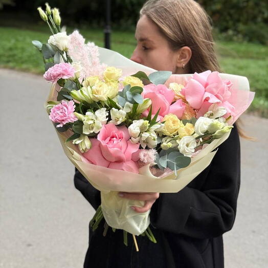 Букет из роз, лизиантусов и диантусов