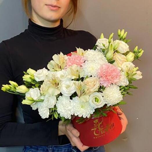 Композиция с розами шармант, эустомой, альстромерией и диантусом в красной шляпной коробке