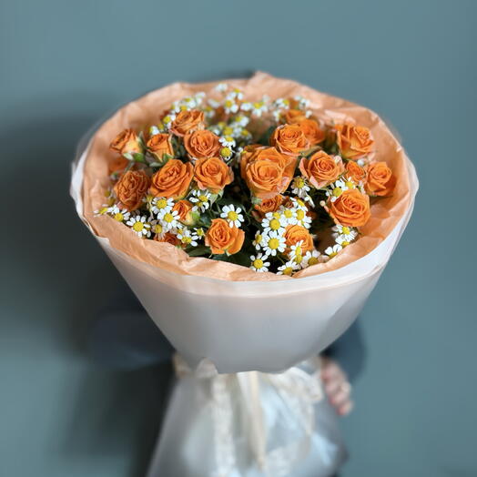 Букет из ромашек и оранжевой кустовой розы🧡