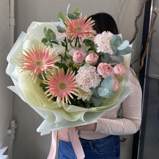 Букет с кустовой розой и герберами