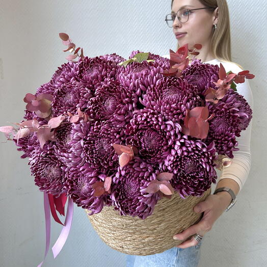 Винные хризантемы бигуди в плетеном кашпо с эвкалиптом