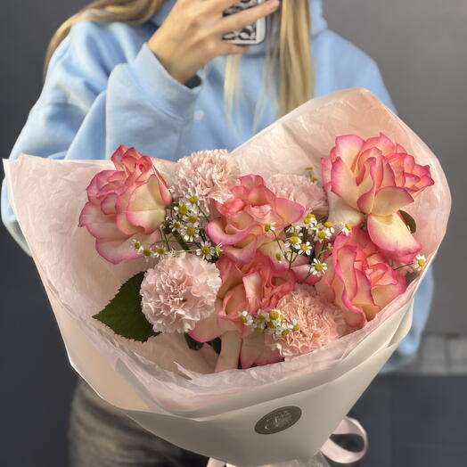 Букет с ажурными розами и ромашками