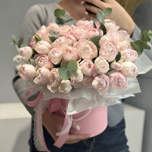Кустовая роза в коробке
