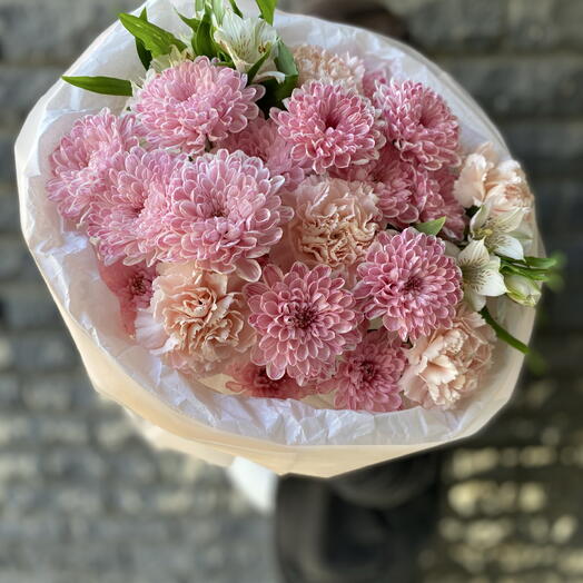Стойкий букет с хризантемой , диантусами и альстромериями🌸 зефирка🥰