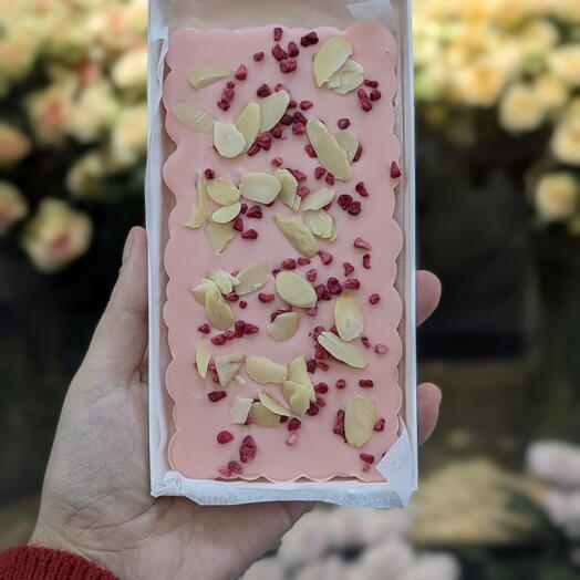 Розовая плитка шоколада с посыпками