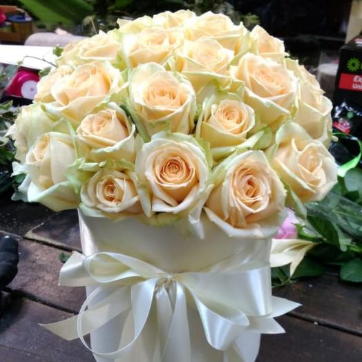 39 cream roses in a hatbox
