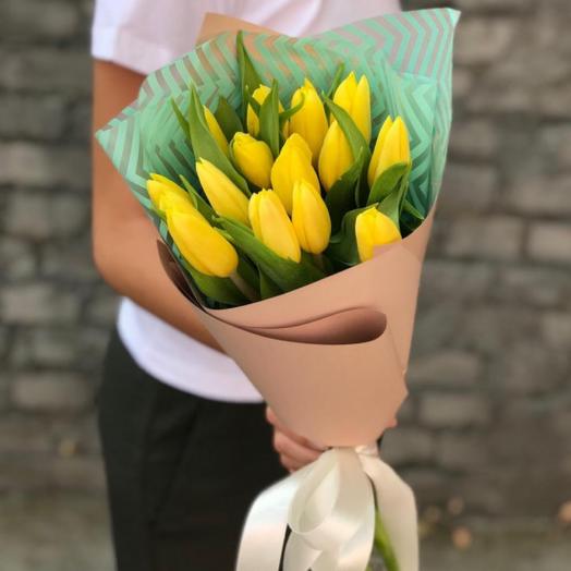 15 жёлтых тюльпанов