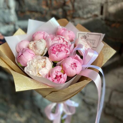 Un ramo de 11 peonías Rosadas y blancas
