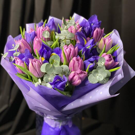 Ramo de iris con tulipanes