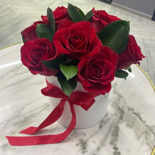 Rosas rojas con verdes en una Caja de sombrero