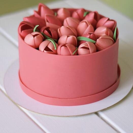 Caja de pastel de chocolate con tulipanes