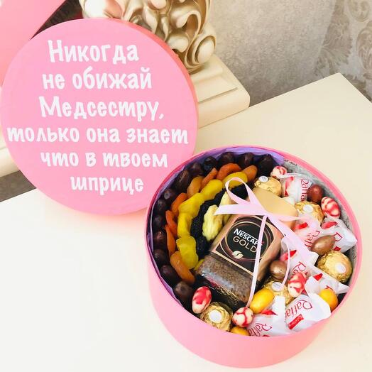 Кофе со сладостями в подарок медсестре