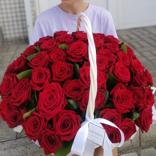 75 красных роз в корзине