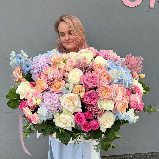 Большая ароматная корзина с гортензией и пионовидными розочками для покорения сердца