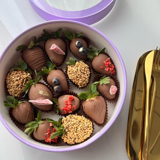 Juego de fresas en chocolate con leche, M