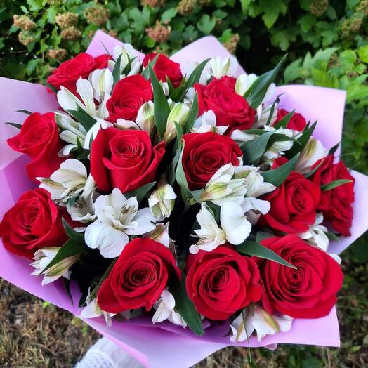 Букет из роз с альстрамерий