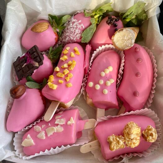 Клубника и бананы в шоколаде