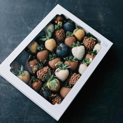 Men's strawberry set in chocolate "Ugolek" with edible gold, 30pcs